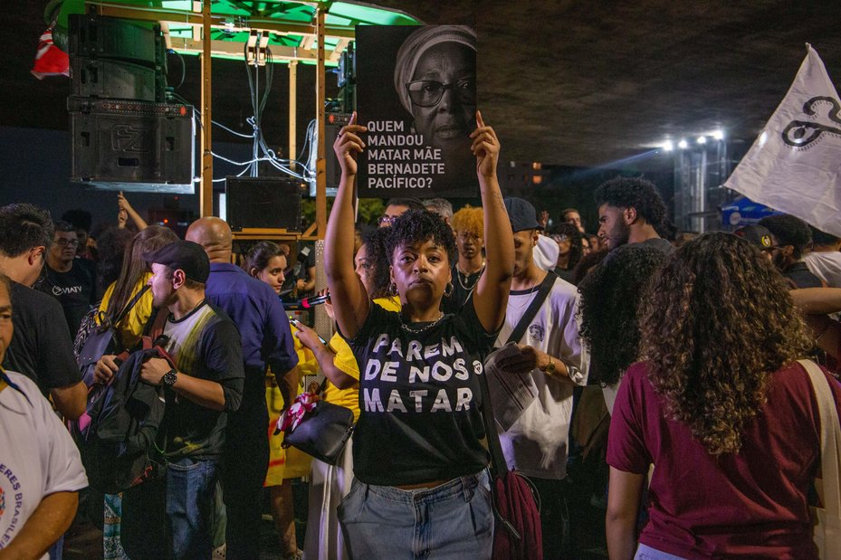 Protester holding the placard "Who gave the order to kill Mãe Bernardete Pacifico?", a Brazilian Quilombola defender killed in 2023.
