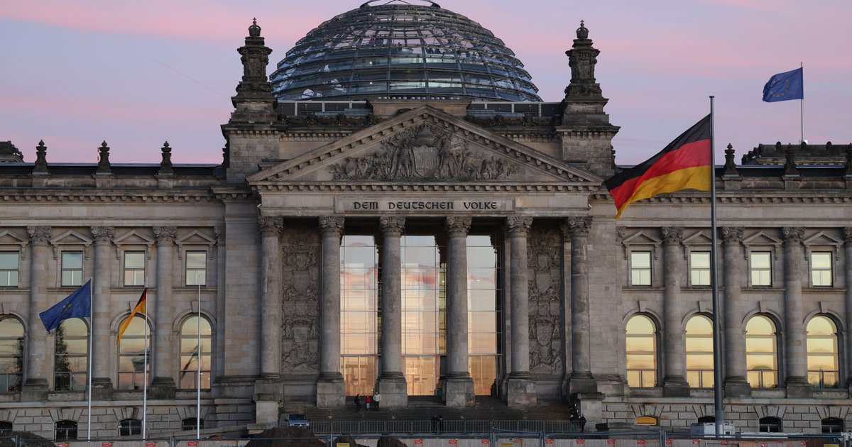 Political bias on TikTok and X in Germany