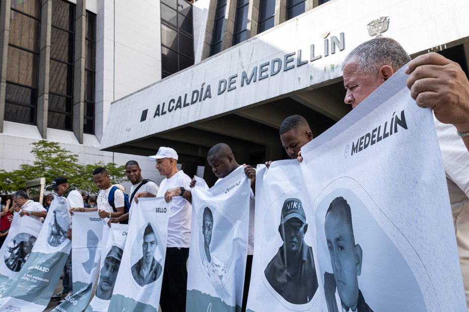 In Medellín, demonstrators gather to hold photos of social leaders and piece signatories assassinated in Colombia.