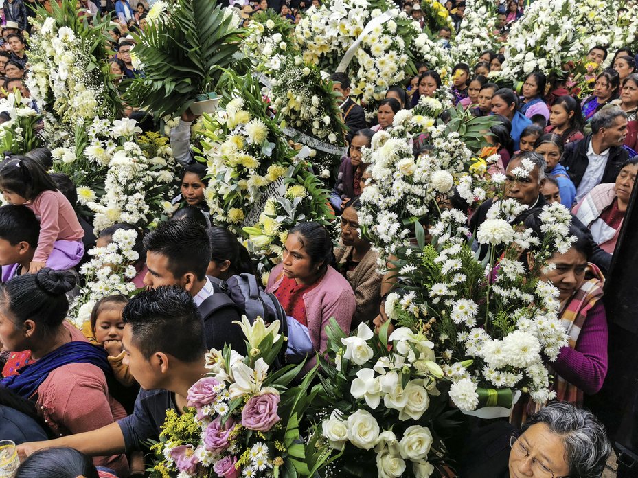 Hundreds of mourners attend the funeral of the Catholic priest and Mexican land and environmental defender Marcelo Pérez in 2024.