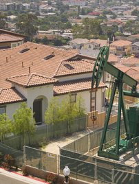 An oil derrick in the middle of a residential area on Signal Hill, California