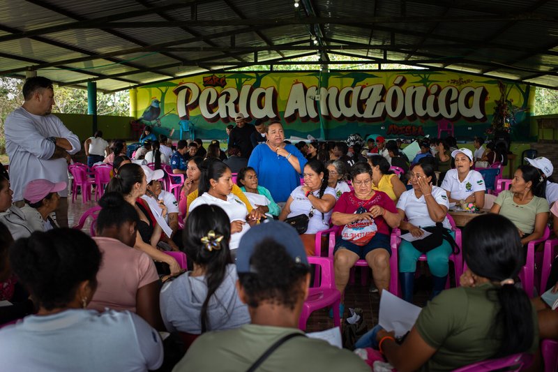 Human and environmental rights leader, Jani Silva, talks about the importance of memory during a workshop by ADISPA and the Commission for Justice in Peace at the Zona de Reserva Campesina Perla Amazónica (ZRCPA) on the riverbank of the Putumayo river