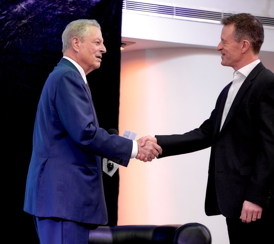 Global Witness CEO Mike Davis shaking hands with Al Gore