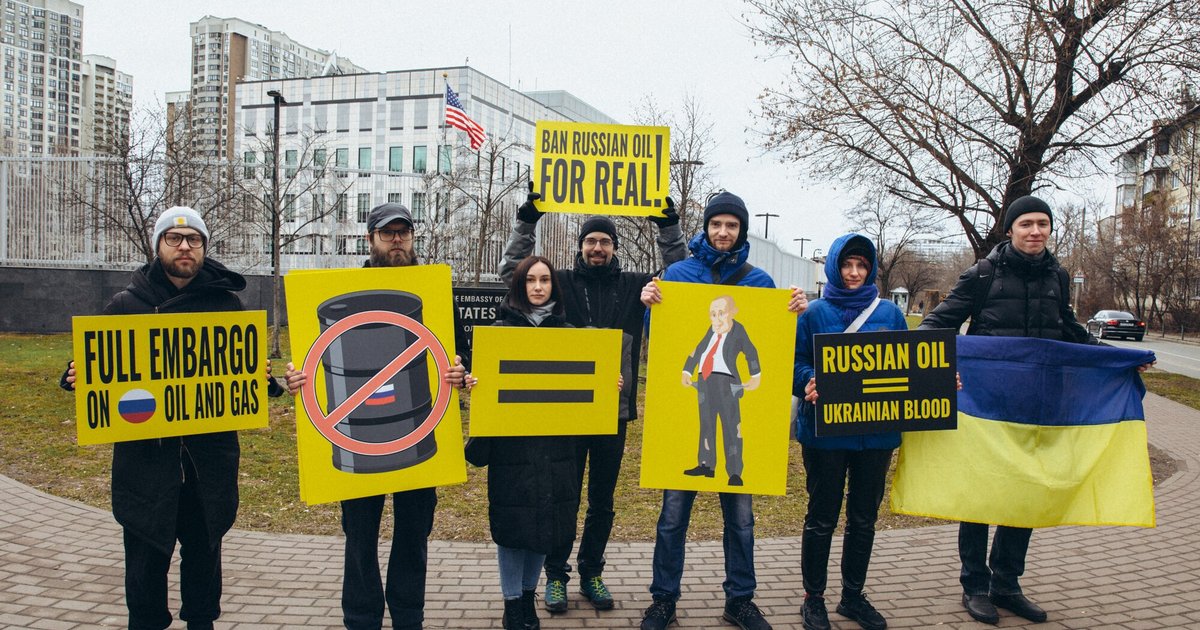 Putin Wins the Energy War? How Russia Is Selling Oil at Premium Despite Sanctions